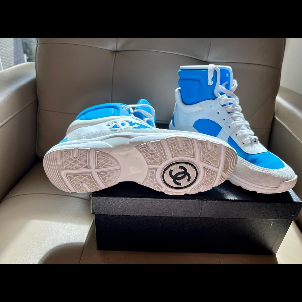 Chanel White/Fluo Blue CC sneakers - Picture 10 of 10